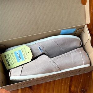 NWT Light Tan Canvas Toms Slip-Ons Women’s size 10